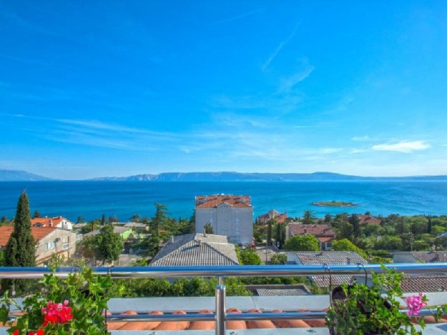 Novi Vinodolski - Villa Mira-App. 4+1 (potkrovlje)